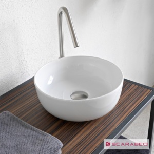 στρογγυλός λευκός ποροσελάνινος νιπτήρας μπάνιου με μινιμαλιστικη γραμμή